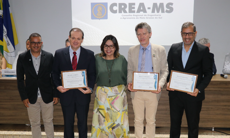 Homenagem Crea-MS - Reitor da UEMS recebeu uma Menção Honrosa em nome da Universidade 