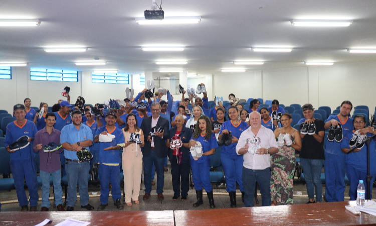Entrega de calçados para trabalhadores terceirizados da UEMS é marcada por solidariedade e parceria institucional