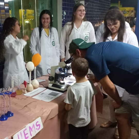 Durante feira em Ivinhema, alunos da UEMS mostram processo fermentativo para a produção do álcool
