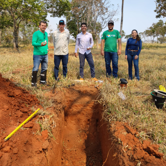 Pesquisadores da UEMS participam de construção de terraço agrícola em fazenda