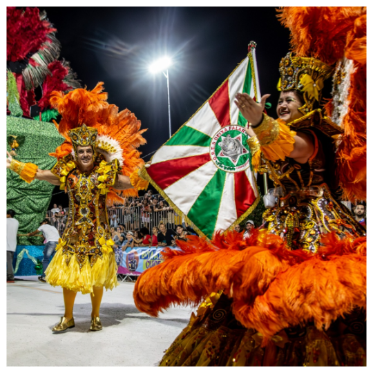 UEMS/UMA: Acadêmicos da UMA contagiam com energia a quem foi assisitir desfile das Escolas de Samba 