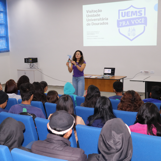 De olho no futuro, estudantes do ensino fundamental e médio conhecem estrutura da UEMS/Dourados